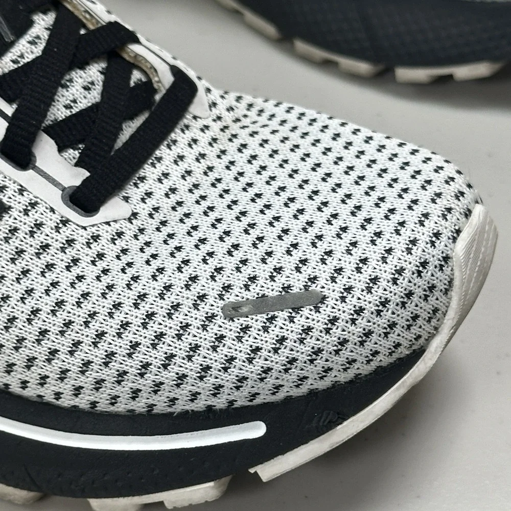 Brooks Adrenaline GTS 22 Womens Size 7.5 Running Shoes White Black 1203531B135 - Picture 2 of 16